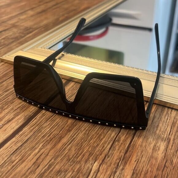 Black and Gold Square Retro Sunglasses - Picture 2 of 3